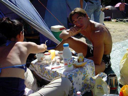 La famiglia felice a colazione 2